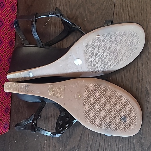 EUC s.8 Tory Burch wedge leather sandals - Picture 4 of 5
